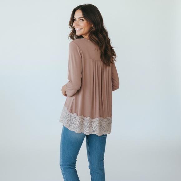 Élégant Nutmeg Blouse with Finishes of Wide Lace Trim   size XS-SM - Picture 4 of 16